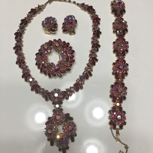 Trifari jewelry sets: necklace,bracelets,earrings,and brooches! Ready, set, go! - Picture 3 of 4